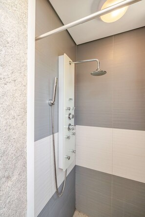 Shower, hair dryer, towels