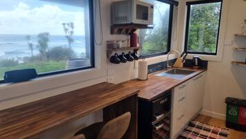 Een koelkast, een microgolfoven, een koffiezetapparaat/waterkoker