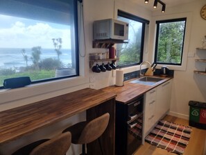 Jääkaappi, mikroaaltouuni, kahvin-/teenkeitin, vedenkeitin