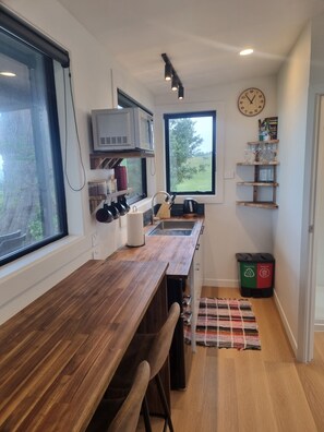 Fridge, microwave, coffee/tea maker, electric kettle - Hole in the rock studio
Welcome to the hole in the rock Studio,  (Cape Foulwind)