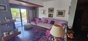 Una televisión, una mesa de tenis de mesa, libros