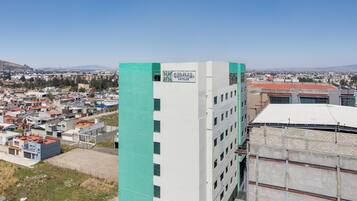 Un edificio de varios pisos con un letrero que dice "COMMUNITY".