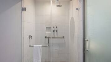 Douche, douche à « effet pluie », articles de toilette gratuits
