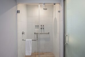 Shower, rainfall showerhead, free toiletries, hair dryer - Gamma Toluca (Toluca)