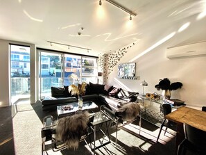 TV connectée, cheminée, chaîne hi-fi