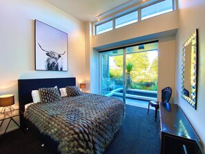 4 bedrooms, iron/ironing board, travel crib, free WiFi - InTown Queenstown , Spacious 4 bedroom townhouse in central Queenstown- sleeps 8 (Queenstown)