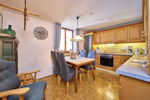 Fridge, microwave, oven, stovetop - Welcome to the "UrSprung" apartment - your cosy retreat in Partenkirchen! (Garmisch-Partenkirchen)