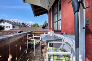 Outdoor dining - Welcome to the "UrSprung" apartment - your cosy retreat in Partenkirchen! (Garmisch-Partenkirchen)