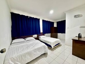 Family Suite | Desk, laptop workspace, bed sheets - Hotel O Vaigan Hotel (Bintulu)
