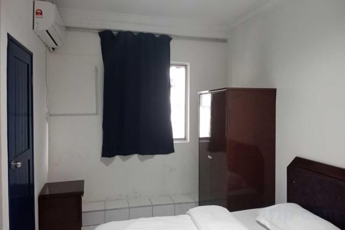 Escritorio, espacio para trabajar con un portátil, ropa de cama