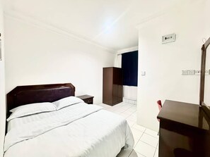 Desk, laptop workspace, bed sheets - Hotel O Vaigan Hotel (Bintulu)