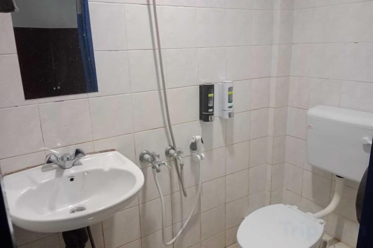 Shower, rainfall showerhead, towels