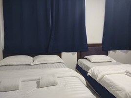 Family Suite | Desk, laptop workspace, bed sheets