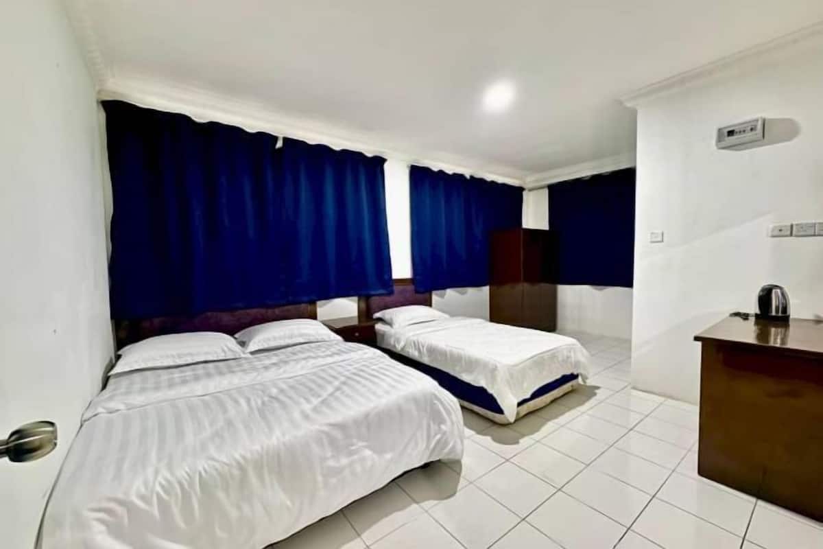 1 slaapkamer, een bureau, een laptopwerkplek, beddengoed