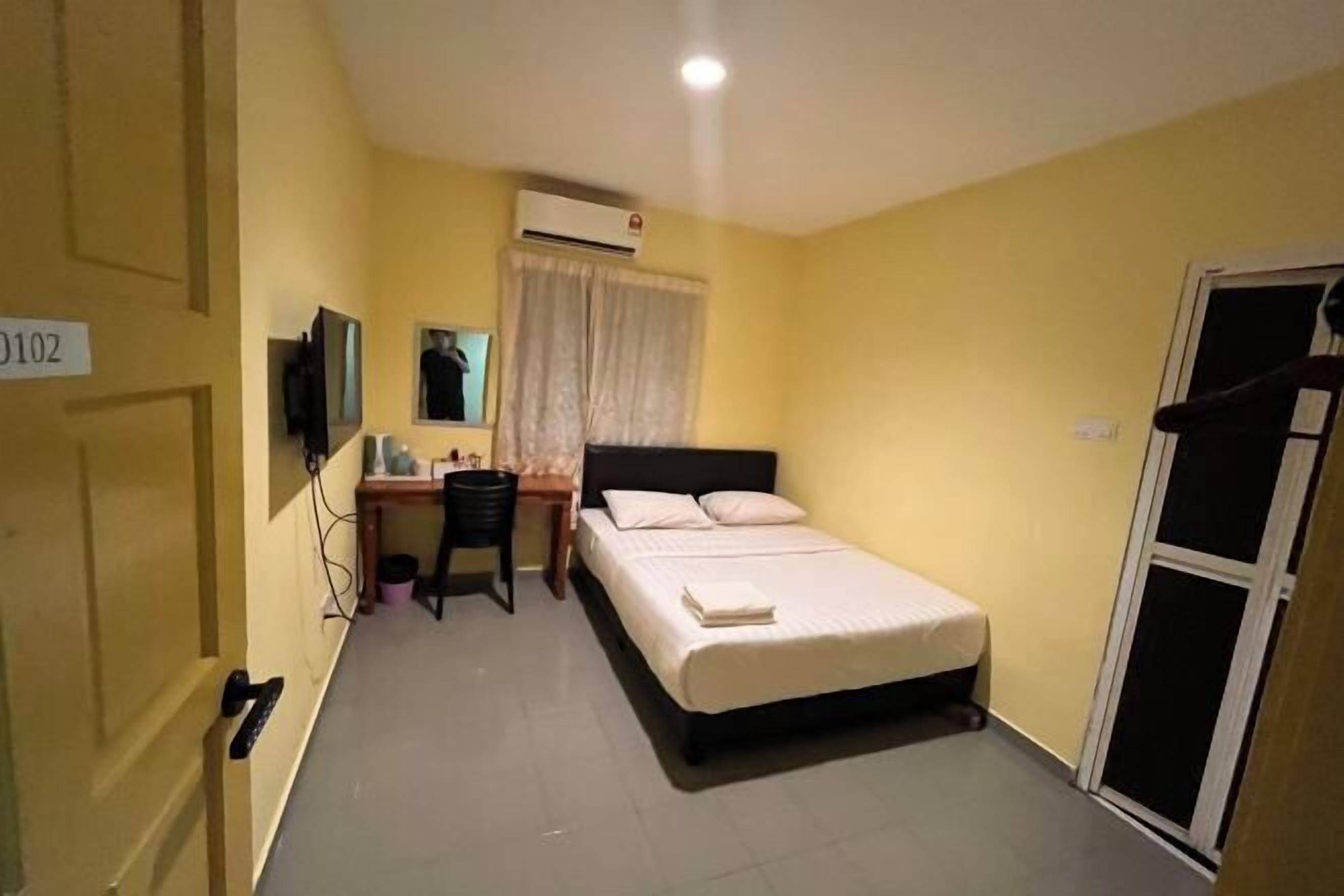 Meja kerja, ruang kerja ramah laptop, dan seprai linen