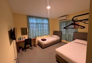 A hotel room with two beds, a desk, a chair, a TV, and an air conditioning unit. - Hotel O RAHMAH SOJOURN CENTRE (Johor Bahru)