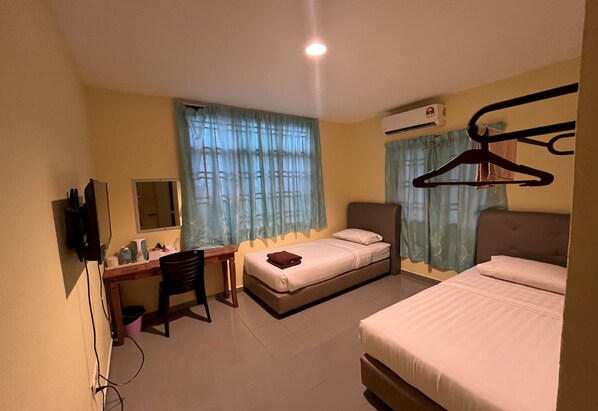 Deluxe Twin Room, 2 Twin Beds | Desk, laptop workspace, bed sheets - Hotel O RAHMAH SOJOURN CENTRE (Johor Bahru)