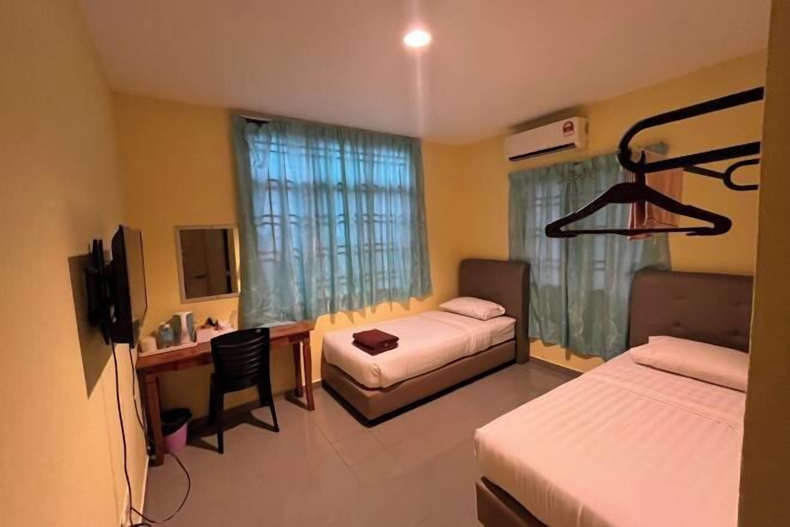 Meja kerja, ruang kerja ramah laptop, dan seprai linen