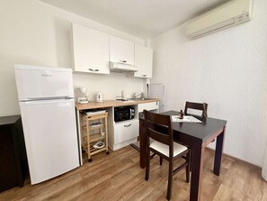 Kühlschrank, Mikrowelle, Herdplatte, Wasserkocher mit Kaffee-/Teezubehör