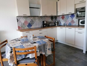 Mikrovågsugn, spishäll, diskmaskin och kaffe- och tebryggare