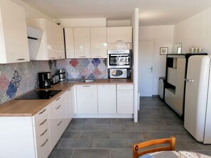 Mikrovågsugn, spishäll, diskmaskin och kaffe- och tebryggare