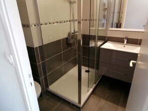 Bathroom - Renovated 2-room apartment with pool and parking (Port Camargue)