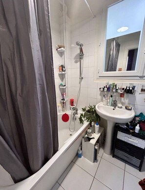 Haartrockner, Handtücher, Seife, Shampoo
