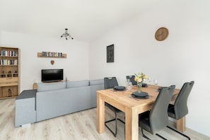 2 bedrooms, individually decorated, bed sheets - Apartment Near the Lake by Renters (Poznan)
