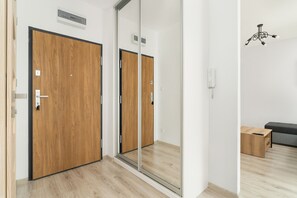 아파트, 침실 2개, 발코니 | 거실 공간