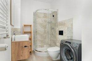 Apartment, 2 Schlafzimmer, Balkon | Badezimmer | Dusche, Handtücher