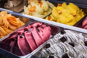A variety of ice cream flavors in a display case. - La Casa del Pianista In Fasano (Fasano)