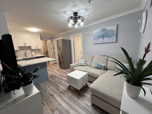 Smart TV - Contemporary City Oasis (Vancouver)