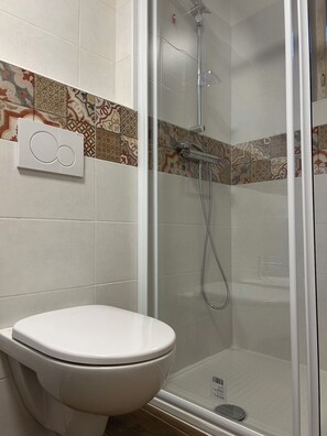 Douche, sèche-cheveux, bidet, serviettes fournies