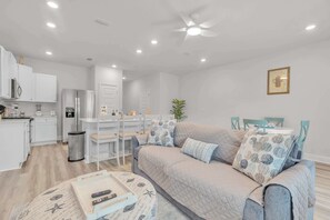 TV, table football - Drift Bay: Zoo, Boat Ramp, Foosball and Beach (Gulf Breeze)