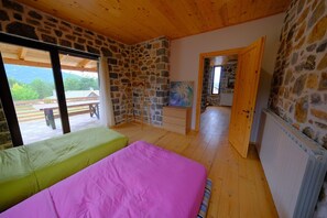 4 bedrooms, iron/ironing board, WiFi