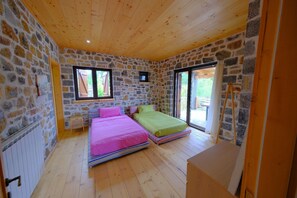 4 bedrooms, iron/ironing board, WiFi