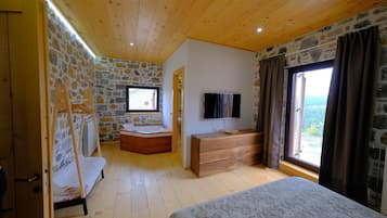 4 bedrooms, iron/ironing board, WiFi