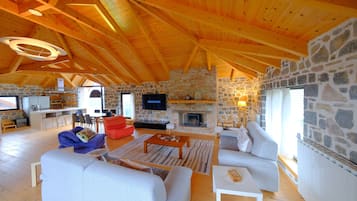 Una televisión, una chimenea