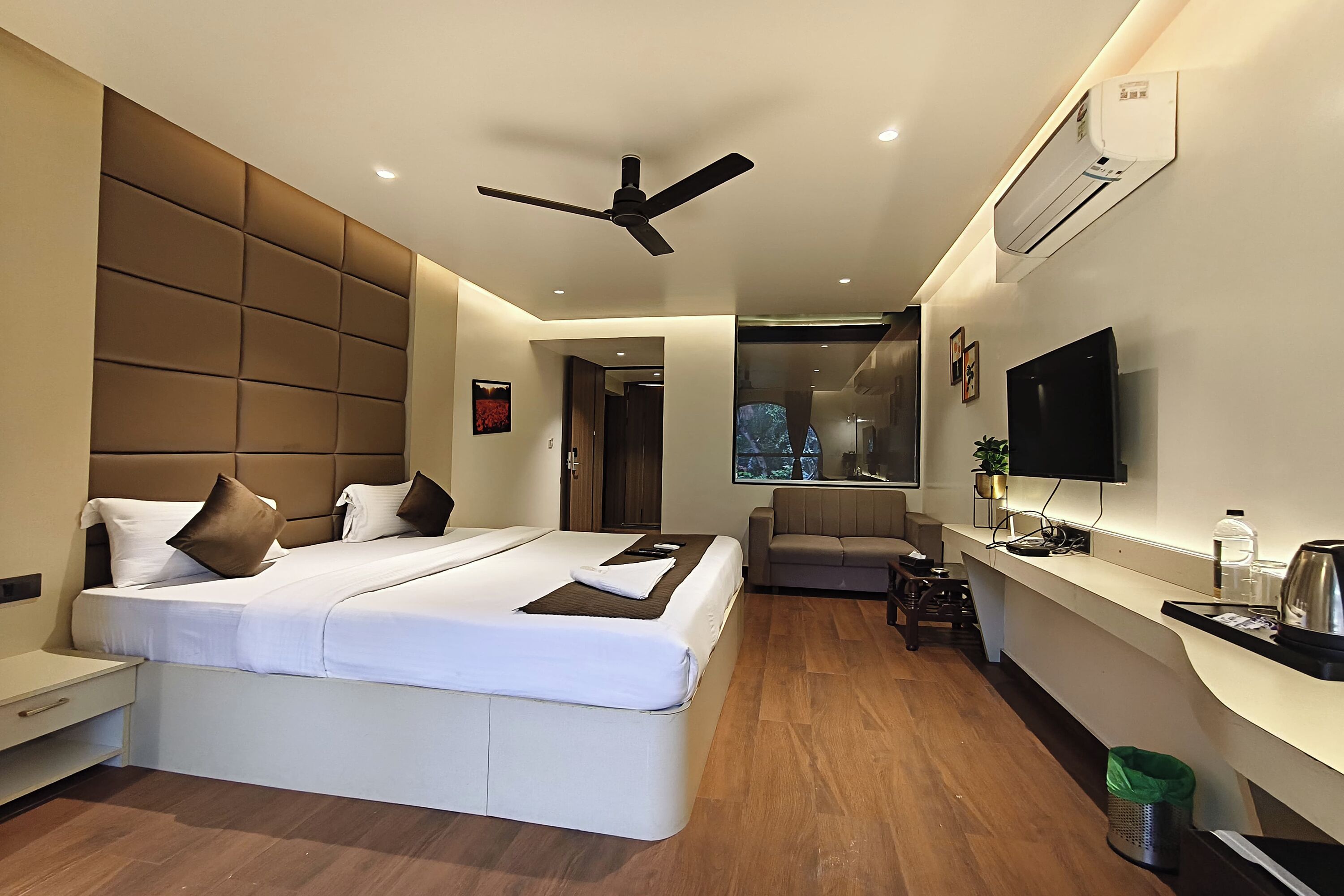 Studio Suite | Egyptian cotton sheets, premium bedding, individually furnished, desk