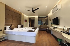 Studio Suite | Egyptian cotton sheets, premium bedding, individually furnished, desk - Hotel Golden Arc (Pune)