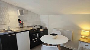 Kaffetrakter/tekoker, mikrobølgeovn, kokeplater og brødrister