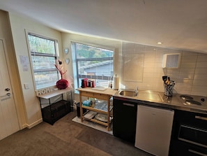 Micro-ondes, plaque de cuisson, cafetière/bouilloire, grille-pain