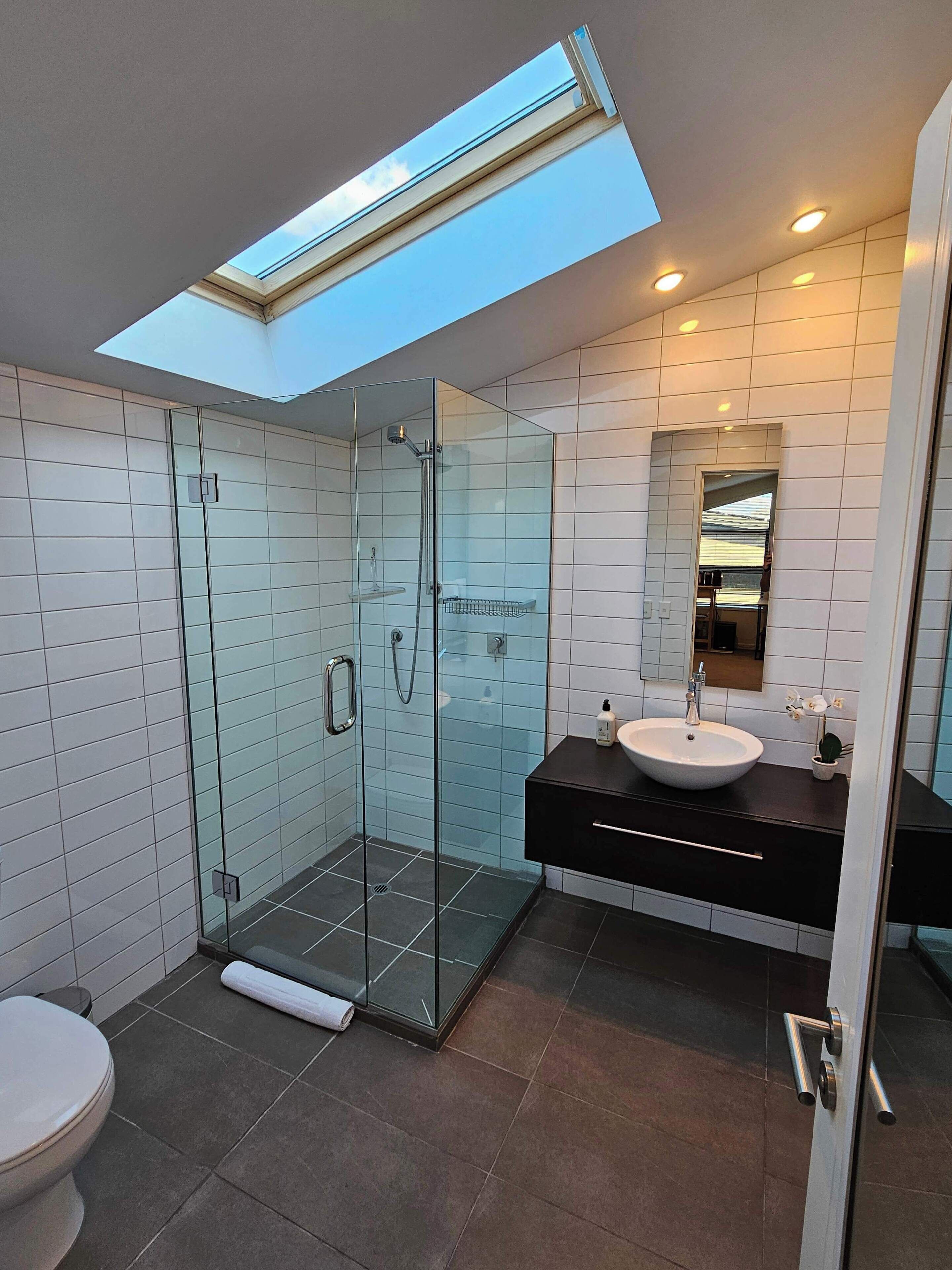 Douche, articles de toilette écologiques, séchoir à cheveux