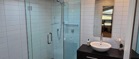 Douche, articles de toilette écologiques, séchoir à cheveux