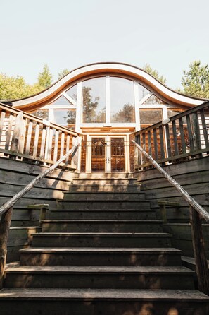 Exterior - Spacious woodland cabin w/ huge deck, bbq, pizza oven, outdoor baths & firepit (Bromyard)