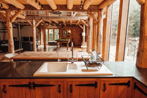 Spacious woodland cabin w/ huge deck, bbq, pizza oven, outdoor baths & firepit 