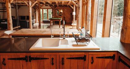 Spacious woodland cabin w/ huge deck, bbq, pizza oven, outdoor baths & firepit