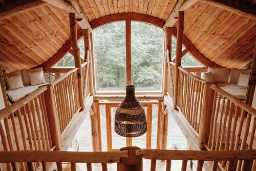 Spacious woodland cabin w/ huge deck, bbq, pizza oven, outdoor baths & firepit 