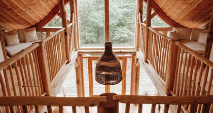 Spacious woodland cabin w/ huge deck, bbq, pizza oven, outdoor baths & firepit