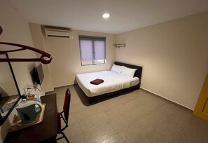 Deluxe Double Room, 1 Queen Bed | Desk, laptop workspace, bed sheets - Hotel O Tampoi Sojourn (Johor Bahru)